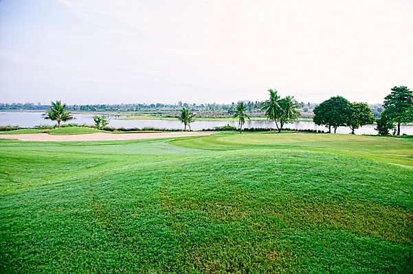 포토 JPG 주간 나무 식물 해외기획촬영 해외 호수 2010년태국 스포츠 골프 스포츠시설 골프장 태국 필드 하늘 레저 풍경 잔디 사람없음 야외 초록색 레포츠 국내포토 자연요소 아시아 컬러 구기 시설 파일형식