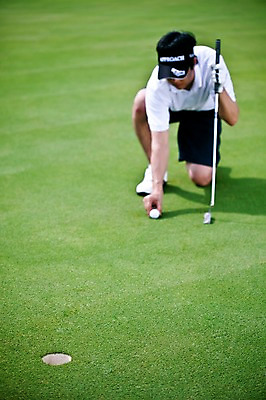 포토 JPG 주간 전신 해외기획촬영 해외 남자 2010년태국 스포츠용품 스포츠 포즈 골프 공 스포츠시설 모션 골프장 필드 레저 골프공 골프용품 골프클럽 한명 들기 사람 앉기 동양인 잔디 20대 성인 야외 초록색 레포츠 구기 골프채 한국인 골퍼 골프장갑 남자만 남자한명만 성인남자만 청년만 청년남자만 청년남자한명만 성인한명만 성인남자한명만 성인만 국내포토 자연요소 식물 1 컬러 장갑 운동선수 인종 청년 오브젝트 시설 파일형식