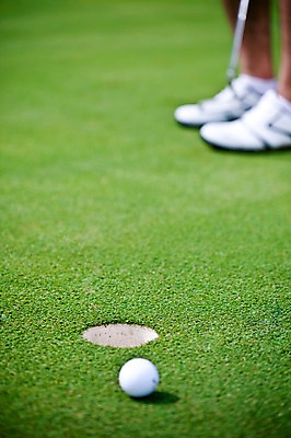 포토 JPG 주간 해외기획촬영 해외 2010년태국 스포츠용품 스포츠 골프 공 스포츠시설 발 골프장 필드 레저 골프공 골프용품 골프클럽 한명 잔디 야외 신체부위 초록색 레포츠 구기 골프채 국내포토 자연요소 식물 1 컬러 사람 오브젝트 시설 파일형식