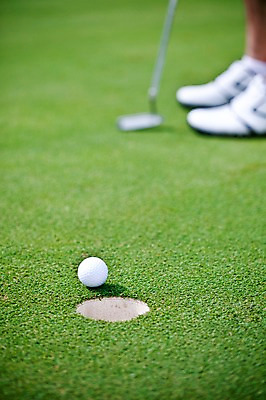 포토 JPG 주간 해외기획촬영 해외 2010년태국 스포츠용품 스포츠 골프 공 스포츠시설 발 골프장 필드 레저 골프공 골프용품 골프클럽 한명 잔디 야외 신체부위 초록색 레포츠 구기 골프채 국내포토 자연요소 식물 1 컬러 사람 오브젝트 시설 파일형식