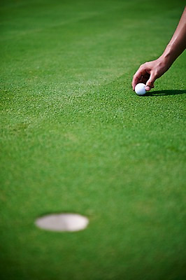 포토 JPG 주간 해외기획촬영 해외 손 2010년태국 스포츠용품 스포츠 골프 공 스포츠시설 골프장 필드 레저 골프공 골프용품 들기 손짓 잔디 야외 신체부위 초록색 레포츠 구기 잡기 국내포토 자연요소 식물 컬러 모션 사람 오브젝트 시설 파일형식