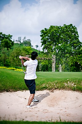 포토 JPG 주간 나무 식물 구름 해외기획촬영 해외 남자 2010년태국 모래 스포츠 포즈 골프 스포츠시설 모션 골프장 필드 하늘 레저 골프용품 한명 들기 사람 동양인 잔디 20대 성인 야외 초록색 레포츠 구기 골프채 한국인 벙커 골퍼 스윙 샷 남자만 남자한명만 성인남자만 청년만 청년남자만 청년남자한명만 성인한명만 성인남자한명만 성인만 국내포토 자연요소 1 스포츠용품 컬러 자세 운동선수 인종 청년 시설 파일형식