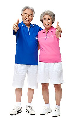 포토 JPG 스튜디오촬영 전신 모델 라이프스타일 부부 커플 여자 할아버지 노년 남자 행복 할머니 포즈 실내 건강 서기 미소 웃음 누끼 사람 동양인 손짓 성인 두명 라이프 실버라이프 운동복 건강관리 노부부 다정 한국인 엄지손가락 최고 실버 60대 넘버원 체육복 노인만 국내포토 옷 감정 컨셉 손가락 관계 모션 표정 관리 인종 내부 생활 체육 성인만 파일형식