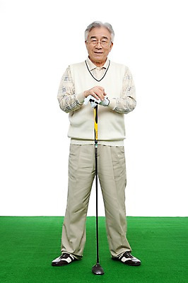 포토 JPG 스튜디오촬영 전신 모델 라이프스타일 할아버지 노년 남자 포즈 골프 레저 골프용품 실내 건강 한명 서기 미소 웃음 누끼 사람 동양인 잔디 성인 취미 라이프 레포츠 실버라이프 운동 건강관리 골프채 한국인 실버 60대 골프웨어 노인만 노인남자만 노인남자한명만 국내포토 식물 1 옷 스포츠용품 모션 표정 관리 인종 내부 생활 구기 남자만 남자한명만 성인만 파일형식