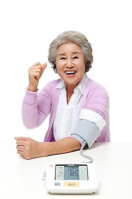 포토 JPG 스튜디오촬영 모델 라이프스타일 여자 노년 할머니 포즈 의료기기 실내 건강 한명 미소 웃음 누끼 사람 앉기 동양인 손짓 상반신 성인 라이프 실버라이프 건강관리 파이팅 한국인 실버 60대 혈압계 혈압 혈압측정 노인만 노인여자만 노인여자한명만 국내포토 1 의학 모션 표정 관리 인종 내부 생활 측정 여자만 여자한명만 성인만 파일형식