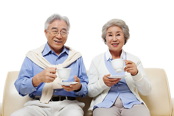 포토 JPG 스튜디오촬영 모델 라이프스타일 부부 커플 여자 할아버지 노년 남자 행복 할머니 포즈 의자 티타임 실내 미소 웃음 들기 누끼 사람 앉기 동양인 상반신 성인 두명 라이프 실버라이프 소파 노부부 다정 한국인 마시기 실버 차 60대 커피잔 찻잔 컵받침 노인만 국내포토 감정 커피 음료 가구 컨셉 관계 모션 휴식 잔 표정 인종 내부 생활 받침대 성인만 파일형식