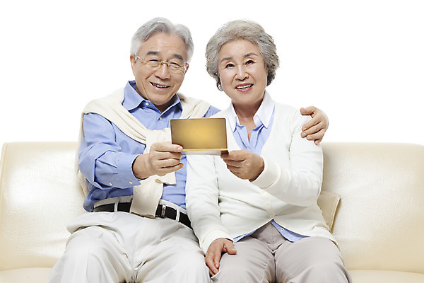 포토 JPG 스튜디오촬영 모델 라이프스타일 부부 커플 여자 할아버지 노년 남자 행복 할머니 포즈 어깨동무 실내 미소 웃음 누끼 사람 앉기 동양인 상반신 성인 두명 라이프 금융 경제 실버라이프 노부부 다정 저축 한국인 실버 60대 재테크 가정경제 통장 노인만 국내포토 감정 컨셉 가정 관계 모션 표정 인종 내부 생활 성인만 파일형식