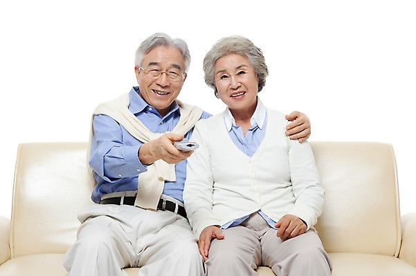 포토 JPG 스튜디오촬영 모델 라이프스타일 부부 커플 여자 할아버지 노년 남자 행복 할머니 포즈 의자 어깨동무 실내 미소 웃음 누끼 사람 앉기 동양인 상반신 성인 두명 라이프 실버라이프 소파 노부부 다정 한국인 실버 60대 리모컨 티비시청 노인만 국내포토 감정 가구 컨셉 관계 모션 표정 인종 내부 생활 시청_보고들음 성인만 파일형식