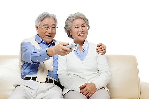 포토 JPG 스튜디오촬영 모델 라이프스타일 부부 커플 여자 할아버지 노년 남자 행복 할머니 포즈 의자 어깨동무 실내 미소 웃음 누끼 사람 앉기 동양인 상반신 성인 두명 라이프 실버라이프 소파 노부부 다정 한국인 실버 60대 리모컨 티비시청 노인만 국내포토 감정 가구 컨셉 관계 모션 표정 인종 내부 생활 시청_보고들음 성인만 파일형식