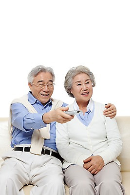 포토 JPG 스튜디오촬영 모델 라이프스타일 부부 커플 여자 할아버지 노년 남자 행복 할머니 포즈 의자 어깨동무 실내 미소 웃음 누끼 사람 앉기 동양인 상반신 성인 두명 라이프 실버라이프 소파 노부부 다정 한국인 실버 60대 리모컨 티비시청 노인만 국내포토 감정 가구 컨셉 관계 모션 표정 인종 내부 생활 시청_보고들음 성인만 파일형식