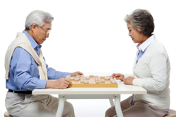 포토 JPG 스튜디오촬영 모델 라이프스타일 부부 커플 여자 할아버지 노년 남자 행복 할머니 포즈 생활용품 놀이 탁자 실내 누끼 사람 앉기 동양인 상반신 성인 취미 두명 라이프 옆모습 실버라이프 놀이용품 노부부 다정 한국인 게임 실버 60대 장기알 장기짝 장기판 노인만 국내포토 장기놀이 감정 뷰포인트 가구 컨셉 관계 모션 인종 내부 생활 오브젝트 성인만 파일형식