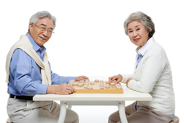 포토 JPG 스튜디오촬영 모델 라이프스타일 부부 커플 여자 할아버지 노년 남자 행복 할머니 포즈 생활용품 놀이 탁자 실내 미소 웃음 누끼 사람 앉기 동양인 상반신 성인 취미 두명 라이프 실버라이프 놀이용품 노부부 다정 한국인 게임 실버 60대 장기알 장기짝 장기판 노인만 국내포토 장기놀이 감정 가구 컨셉 관계 모션 표정 인종 내부 생활 오브젝트 성인만 파일형식