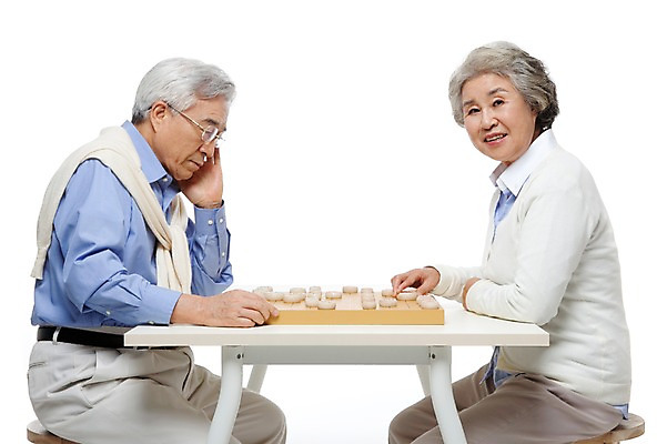 포토 JPG 스튜디오촬영 모델 라이프스타일 부부 커플 여자 할아버지 노년 남자 행복 할머니 포즈 생활용품 놀이 탁자 실내 미소 웃음 누끼 사람 앉기 동양인 상반신 성인 취미 두명 라이프 실버라이프 놀이용품 노부부 다정 한국인 게임 실버 60대 장기알 장기짝 장기판 노인만 국내포토 장기놀이 감정 가구 컨셉 관계 모션 표정 인종 내부 생활 오브젝트 성인만 파일형식