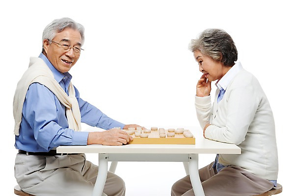 포토 JPG 스튜디오촬영 모델 라이프스타일 부부 커플 여자 할아버지 노년 남자 행복 할머니 포즈 생활용품 놀이 탁자 실내 미소 웃음 누끼 사람 앉기 동양인 상반신 성인 취미 두명 라이프 실버라이프 놀이용품 노부부 다정 한국인 게임 실버 60대 장기알 장기짝 장기판 노인만 국내포토 장기놀이 감정 가구 컨셉 관계 모션 표정 인종 내부 생활 오브젝트 성인만 파일형식