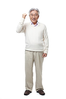 포토 JPG 스튜디오촬영 전신 모델 라이프스타일 할아버지 노년 남자 포즈 실내 한명 서기 미소 웃음 누끼 사람 동양인 손짓 성인 라이프 실버라이프 파이팅 한국인 실버 60대 노인만 노인남자만 노인남자한명만 국내포토 1 모션 표정 인종 내부 생활 남자만 남자한명만 성인만 파일형식