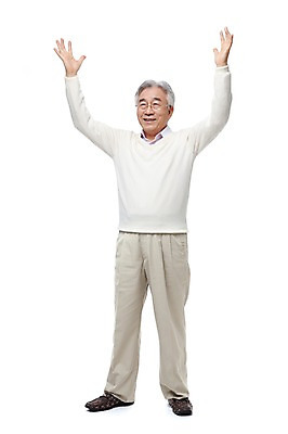 포토 JPG 스튜디오촬영 전신 모델 라이프스타일 할아버지 노년 남자 포즈 실내 한명 서기 미소 웃음 누끼 사람 동양인 손짓 성인 라이프 실버라이프 만세 한국인 실버 60대 노인만 노인남자만 노인남자한명만 국내포토 1 모션 표정 인종 내부 생활 남자만 남자한명만 성인만 파일형식