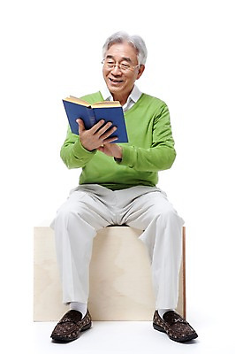 포토 JPG 스튜디오촬영 전신 모델 라이프스타일 할아버지 노년 남자 포즈 실내 한명 미소 웃음 누끼 사람 앉기 동양인 성인 취미 라이프 책 실버라이프 독서 한국인 실버 60대 노인만 노인남자만 노인남자한명만 국내포토 1 모션 표정 인종 내부 생활 남자만 남자한명만 성인만 파일형식