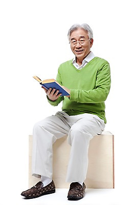 포토 JPG 스튜디오촬영 전신 모델 라이프스타일 할아버지 노년 남자 포즈 실내 한명 미소 웃음 누끼 사람 앉기 동양인 성인 취미 라이프 책 실버라이프 독서 한국인 실버 60대 노인만 노인남자만 노인남자한명만 국내포토 1 모션 표정 인종 내부 생활 남자만 남자한명만 성인만 파일형식