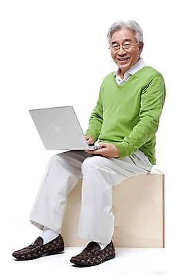 포토 JPG 스튜디오촬영 전신 모델 라이프스타일 할아버지 노년 남자 포즈 실내 한명 미소 웃음 누끼 사람 앉기 동양인 성인 취미 라이프 노트북 실버라이프 컴퓨터 한국인 실버 60대 노인만 노인남자만 노인남자한명만 국내포토 1 모션 표정 인종 내부 생활 전자제품 남자만 남자한명만 성인만 파일형식