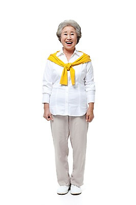 포토 JPG 스튜디오촬영 전신 모델 라이프스타일 여자 노년 할머니 포즈 실내 한명 서기 미소 웃음 누끼 사람 동양인 성인 라이프 실버라이프 한국인 실버 60대 노인만 노인여자만 노인여자한명만 국내포토 1 모션 표정 인종 내부 생활 여자만 여자한명만 성인만 파일형식