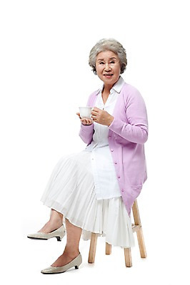 포토 JPG 스튜디오촬영 전신 모델 라이프스타일 여자 노년 할머니 포즈 의자 티타임 실내 한명 미소 웃음 들기 누끼 사람 앉기 동양인 성인 라이프 실버라이프 한국인 마시기 실버 차 60대 커피잔 찻잔 노인만 노인여자만 노인여자한명만 국내포토 1 커피 음료 가구 모션 휴식 잔 표정 인종 내부 생활 여자만 여자한명만 성인만 파일형식