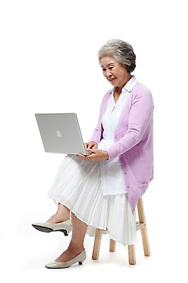 포토 JPG 스튜디오촬영 전신 모델 라이프스타일 여자 노년 할머니 포즈 의자 실내 한명 미소 웃음 누끼 사람 앉기 동양인 성인 취미 라이프 노트북 실버라이프 컴퓨터 한국인 실버 60대 노인만 노인여자만 노인여자한명만 평생교육 국내포토 1 교육 가구 모션 표정 인종 내부 생활 전자제품 여자만 여자한명만 성인만 파일형식