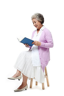 포토 JPG 스튜디오촬영 전신 모델 라이프스타일 여자 노년 할머니 포즈 의자 실내 한명 미소 웃음 누끼 사람 앉기 동양인 성인 취미 라이프 책 실버라이프 독서 한국인 실버 60대 노인만 노인여자만 노인여자한명만 국내포토 1 가구 모션 표정 인종 내부 생활 여자만 여자한명만 성인만 파일형식