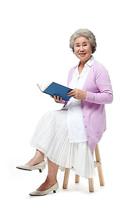 포토 JPG 스튜디오촬영 전신 모델 라이프스타일 여자 노년 할머니 포즈 의자 실내 한명 미소 웃음 누끼 사람 앉기 동양인 성인 취미 라이프 책 실버라이프 독서 한국인 실버 60대 노인만 노인여자만 노인여자한명만 평생교육 국내포토 1 교육 가구 모션 표정 인종 내부 생활 여자만 여자한명만 성인만 파일형식