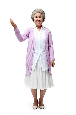 포토 JPG 스튜디오촬영 전신 모델 라이프스타일 여자 노년 할머니 포즈 안내 실내 한명 서기 미소 웃음 누끼 사람 동양인 손짓 성인 라이프 실버라이프 한국인 실버 60대 노인만 노인여자만 노인여자한명만 국내포토 1 모션 표정 인종 내부 생활 여자만 여자한명만 성인만 파일형식