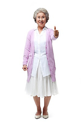 포토 JPG 스튜디오촬영 전신 모델 라이프스타일 여자 노년 할머니 포즈 실내 한명 서기 미소 웃음 누끼 사람 동양인 손짓 성인 라이프 실버라이프 한국인 엄지손가락 최고 실버 60대 넘버원 노인만 노인여자만 노인여자한명만 국내포토 1 손가락 모션 표정 인종 내부 생활 여자만 여자한명만 성인만 파일형식