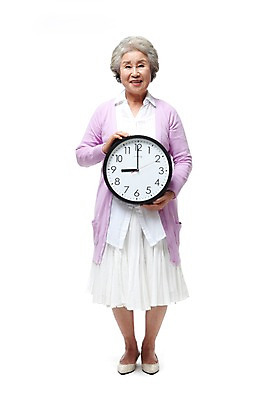 포토 JPG 스튜디오촬영 전신 모델 라이프스타일 여자 노년 할머니 시계 포즈 실내 한명 서기 미소 웃음 들기 누끼 사람 동양인 성인 라이프 실버라이프 한국인 시간 실버 60대 알림 벽시계 노인만 노인여자만 노인여자한명만 국내포토 1 모션 표정 인종 내부 생활 여자만 여자한명만 성인만 파일형식
