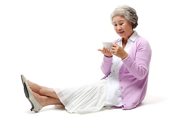 포토 JPG 스튜디오촬영 모델 라이프스타일 여자 노년 할머니 포즈 티타임 실내 한명 미소 웃음 들기 누끼 사람 앉기 동양인 성인 라이프 실버라이프 한국인 마시기 실버 차 60대 커피잔 찻잔 노인만 노인여자만 노인여자한명만 국내포토 1 커피 음료 모션 휴식 잔 표정 인종 내부 생활 여자만 여자한명만 성인만 파일형식