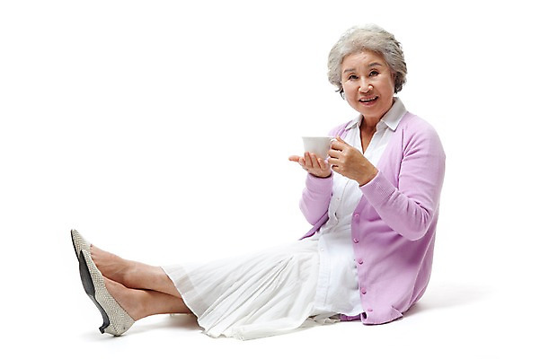 포토 JPG 스튜디오촬영 전신 모델 라이프스타일 여자 노년 할머니 포즈 티타임 실내 한명 미소 웃음 들기 누끼 사람 앉기 동양인 성인 라이프 실버라이프 한국인 마시기 실버 차 60대 커피잔 찻잔 노인만 노인여자만 노인여자한명만 국내포토 1 커피 음료 모션 휴식 잔 표정 인종 내부 생활 여자만 여자한명만 성인만 파일형식