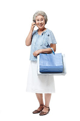포토 JPG 스튜디오촬영 전신 모델 라이프스타일 여자 노년 할머니 포즈 실내 한명 서기 미소 웃음 누끼 사람 동양인 성인 라이프 실버라이프 스마트폰 쇼핑 쇼핑백 한국인 실버 60대 통화 노인만 노인여자만 노인여자한명만 국내포토 1 가방 모션 표정 인종 내부 생활 핸드폰 스마트기기 여자만 여자한명만 성인만 파일형식