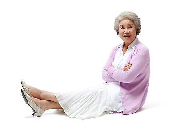 포토 JPG 스튜디오촬영 전신 모델 라이프스타일 여자 노년 할머니 포즈 실내 한명 미소 웃음 누끼 사람 앉기 동양인 성인 라이프 실버라이프 팔짱 한국인 실버 60대 노인만 노인여자만 노인여자한명만 국내포토 1 모션 표정 인종 내부 생활 여자만 여자한명만 성인만 파일형식