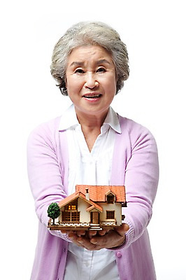 포토 JPG 스튜디오촬영 모델 라이프스타일 여자 노년 할머니 포즈 주택 실내 한명 미소 웃음 누끼 사람 동양인 성인 취미 라이프 실버라이프 모형 한국인 실버 60대 건축모형 조립 노인만 노인여자만 노인여자한명만 국내포토 1 표정 인종 내부 건물 생활 여자만 여자한명만 성인만 파일형식