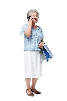 포토 JPG 스튜디오촬영 전신 모델 라이프스타일 여자 노년 할머니 포즈 실내 한명 서기 미소 웃음 누끼 사람 동양인 성인 라이프 실버라이프 스마트폰 쇼핑 쇼핑백 한국인 실버 60대 통화 노인만 노인여자만 노인여자한명만 국내포토 1 가방 모션 표정 인종 내부 생활 핸드폰 스마트기기 여자만 여자한명만 성인만 파일형식