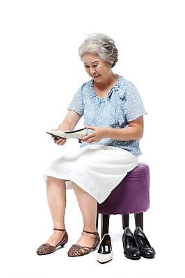 포토 JPG 스튜디오촬영 전신 모델 라이프스타일 응시 잡화 여자 노년 할머니 구두 포즈 의자 실내 한명 미소 웃음 들기 누끼 사람 앉기 동양인 성인 라이프 실버라이프 쇼핑 한국인 실버 60대 구두쇼핑 노인만 노인여자만 노인여자한명만 국내포토 1 시선 가구 신발 모션 표정 인종 내부 생활 여자만 여자한명만 성인만 파일형식