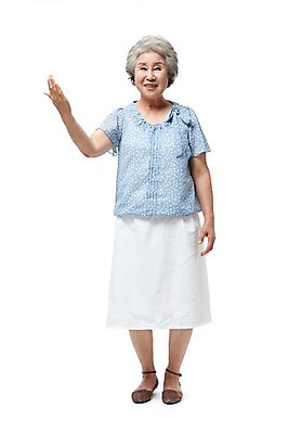 포토 JPG 스튜디오촬영 전신 모델 라이프스타일 여자 노년 할머니 포즈 안내 실내 한명 서기 미소 웃음 누끼 사람 동양인 손짓 성인 라이프 실버라이프 한국인 실버 60대 노인만 노인여자만 노인여자한명만 국내포토 1 모션 표정 인종 내부 생활 여자만 여자한명만 성인만 파일형식