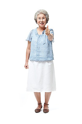 포토 JPG 스튜디오촬영 전신 모델 라이프스타일 여자 노년 할머니 포즈 실내 한명 서기 미소 웃음 누끼 사람 동양인 손짓 성인 라이프 실버라이프 한국인 엄지손가락 최고 실버 60대 넘버원 노인만 노인여자만 노인여자한명만 국내포토 1 손가락 모션 표정 인종 내부 생활 여자만 여자한명만 성인만 파일형식