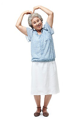 포토 JPG 스튜디오촬영 전신 모델 라이프스타일 여자 노년 할머니 포즈 실내 사랑 한명 서기 미소 웃음 누끼 사람 동양인 손짓 성인 라이프 실버라이프 한국인 하트 실버 60대 손하트 노인만 노인여자만 노인여자한명만 국내포토 모양 1 감정 모션 표정 인종 내부 생활 여자만 여자한명만 성인만 파일형식