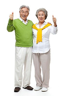 포토 JPG 스튜디오촬영 전신 모델 라이프스타일 부부 커플 여자 할아버지 노년 남자 행복 할머니 포즈 실내 서기 미소 웃음 누끼 사람 동양인 손짓 성인 두명 라이프 실버라이프 노부부 다정 한국인 엄지손가락 최고 실버 60대 넘버원 노인만 국내포토 감정 컨셉 손가락 관계 모션 표정 인종 내부 생활 성인만 파일형식