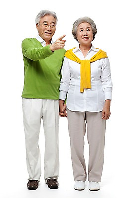 포토 JPG 스튜디오촬영 전신 모델 라이프스타일 부부 커플 여자 할아버지 노년 남자 행복 할머니 포즈 실내 서기 미소 웃음 누끼 사람 동양인 손짓 성인 두명 라이프 실버라이프 손잡기 노부부 다정 한국인 가리킴 실버 60대 노인만 국내포토 감정 컨셉 관계 모션 표정 인종 내부 생활 성인만 파일형식