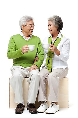 포토 JPG 스튜디오촬영 전신 모델 라이프스타일 부부 커플 여자 할아버지 노년 남자 행복 할머니 포즈 의자 티타임 실내 미소 웃음 누끼 사람 앉기 동양인 성인 두명 라이프 실버라이프 마주보기 팔짱 노부부 다정 한국인 마시기 실버 차 60대 커피잔 찻잔 노인만 국내포토 감정 커피 음료 가구 컨셉 관계 모션 휴식 잔 표정 인종 내부 생활 성인만 파일형식