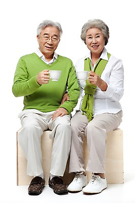 포토 JPG 스튜디오촬영 전신 모델 라이프스타일 부부 커플 여자 할아버지 노년 남자 행복 할머니 포즈 의자 티타임 실내 미소 웃음 누끼 사람 앉기 동양인 성인 두명 라이프 실버라이프 팔짱 노부부 다정 한국인 마시기 실버 차 60대 커피잔 찻잔 노인만 국내포토 감정 커피 음료 가구 컨셉 관계 모션 휴식 잔 표정 인종 내부 생활 성인만 파일형식