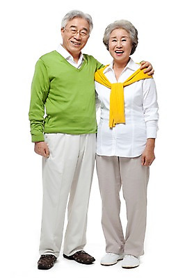 포토 JPG 스튜디오촬영 전신 모델 라이프스타일 부부 커플 여자 할아버지 노년 남자 행복 할머니 포즈 어깨동무 실내 서기 미소 웃음 누끼 사람 동양인 성인 두명 라이프 실버라이프 노부부 다정 한국인 실버 60대 노인만 국내포토 감정 컨셉 관계 모션 표정 인종 내부 생활 성인만 파일형식