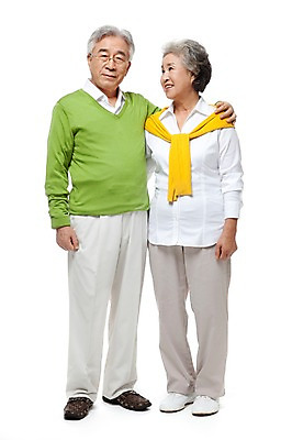 포토 JPG 스튜디오촬영 전신 모델 라이프스타일 부부 커플 응시 여자 할아버지 노년 남자 행복 할머니 포즈 어깨동무 실내 서기 미소 웃음 누끼 사람 동양인 성인 두명 라이프 실버라이프 노부부 다정 한국인 실버 60대 노인만 국내포토 시선 감정 컨셉 관계 모션 표정 인종 내부 생활 성인만 파일형식