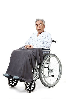 포토 JPG 스튜디오촬영 전신 모델 라이프스타일 할아버지 노년 남자 포즈 의료기기 실내 건강 한명 누끼 사람 앉기 동양인 성인 라이프 실버라이프 건강관리 고통 한국인 환자 의료용품 실버 고독 60대 휠체어 요양 환자복 노인만 노인남자만 노인남자한명만 국내포토 1 옷 감정 의학 모션 관리 인종 내부 생활 간호 남자만 남자한명만 성인만 파일형식