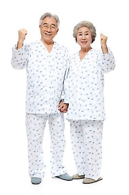 포토 JPG 스튜디오촬영 전신 모델 라이프스타일 부부 커플 여자 할아버지 노년 남자 행복 할머니 포즈 실내 건강 서기 미소 웃음 누끼 사람 동양인 손짓 성인 두명 라이프 실버라이프 건강관리 손잡기 노부부 파이팅 다정 고통 한국인 환자 실버 60대 요양 환자복 노인만 국내포토 옷 감정 컨셉 의학 관계 모션 표정 관리 인종 내부 생활 간호 성인만 파일형식