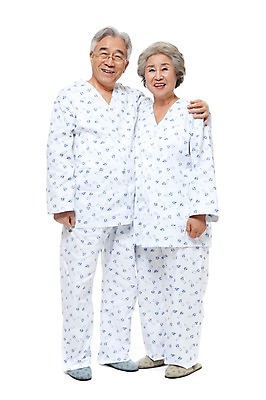 포토 JPG 스튜디오촬영 전신 모델 라이프스타일 부부 커플 여자 할아버지 노년 남자 행복 할머니 포즈 실내 건강 서기 미소 웃음 누끼 사람 동양인 성인 두명 라이프 실버라이프 건강관리 노부부 다정 고통 한국인 환자 실버 60대 요양 환자복 노인만 국내포토 옷 감정 컨셉 의학 관계 모션 표정 관리 인종 내부 생활 간호 성인만 파일형식